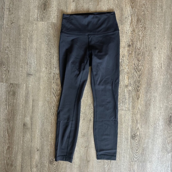 Barely Worn Lululemon 7/8 Leggings (with internal draw string) - Picture 2 of 4
